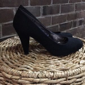 Adorable black suede like black heels